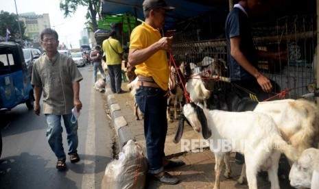 Pedagang menjual hewan kurban dengan memanfaatkan trotoar Jl KH Mas Mansyur, Tanah Abang, Jakarta, Jumat (9/8).