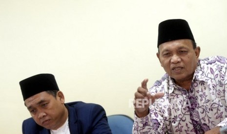 Imbas Pengesahan RUU PIHU. Ketua Komisi Pengawasan Haji Indonesia (KPHI) Samidin Nashir (kanan) menyampaikan paparan di kantor KPHI, Jakarta, Jumat (5/4/2019).