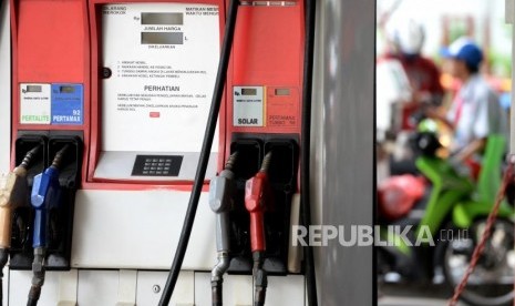 Realisasi Subsidi BBM. Pngunjung mengisi BBM di SPBU COCO Pertamina, Selasa (16/1).