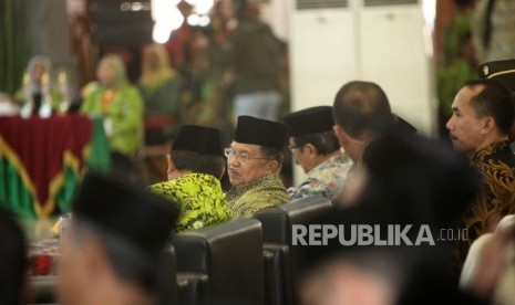 Wakil Presiden sekaligus Ketua Dewan Masjid Indonesia Jusuf Kalla mengahadiri saat pembukaan Muktamar Dewan Masjid Indonesia (DMI) ke-7 yang bertajuk 