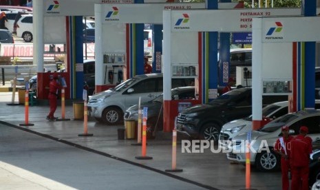 Petugas mengisi bensin untuk pemudik di Rest Area KM 228 ruas Jalan Tol Kanci-Pejagan, Cirebon, Jawa Barat, Sabtu (1/6).