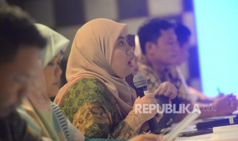 Ketua KPU DKI Jakarta Betty Epsilon Idroos (tengah)