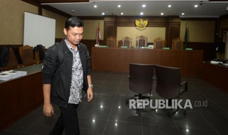 Terdakwa kasus  tindak pidana korupsi  pengadaan pupuk di Kementerian Pertanian (Kementan),  Eko Mardiyanto  berjalan usai   menjalani sidang tuntutan di Pengadilan Tindak Pidana Korupsi, Rabu (7/11).