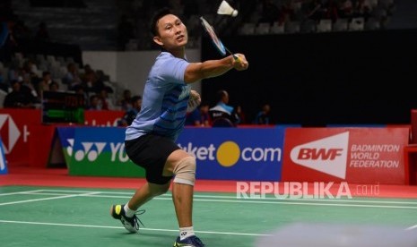 Pebulutangkis tunggal putra Indonesia Sonny Dwi Kuncoro mengembalikan kok kearah lawannya pebulutangkis Indonesia Chico Aura Dwi Wardoyo dalam babak kualifikasi Daihatsu Indonesia Master 2019 di Istora Senayan, Jakarta, Selasa (22/1).