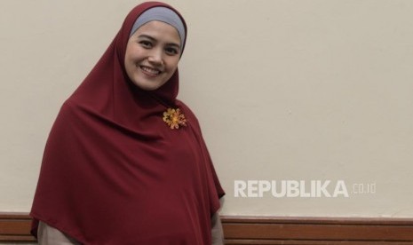 Pemain sinetron, Herfiza Novianti. Ada beberapa artis yang pernah atau masih menjadi guru atau dosen hingga hari ini.