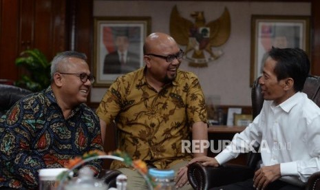 Ketua KPU, Arief Budiman (kiri), Anggota KPU, Ilham Saputra (tengah) Perwakilan Mufakat Budaya Indonesia, Radhar Panca Dahana (kanan)  berdiskusi saat mengunjungi  kantor KPU, Jakarta, Selasa (4/12).