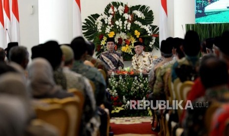 Pembukaan Mukatamar Al Irsyad. Presiden Joko Widodo (kiri) bersama Ketua Umum PP Al Irsyad Al Islamiyah Abdullah Djaidi saat silaturahim dengan jajaran pimpinan Al Irsyad Al Islamiyah di Istana Bogor, Jawa Barat, Kamis (16/11).