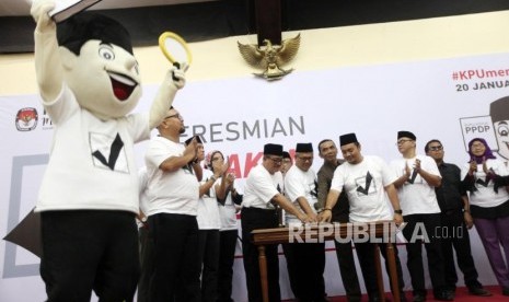 Ketua KPU Arief Budiman (tengah) bersama Anggota Bawaslu Mochammad Afifuddin (kanan), Anggota Dewan Kehormatan Penyelenggara Pemilu (DKPP) Teguh Prasetyo (kiri), Kasubdit Pengelolaan Data Administrate Kependudukan Kemenaagri Erikson Manihuruk (kedua kanan) dan sejumlah anggota Komisioner KPU menekan tombol saat peresmian gerakan Coklit serentak di Lembaga Pengembangan Perbankan Indonesia, Jakarta, Jumat (5/1).