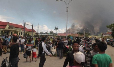 Warga mengungsi di Mapolres Jayawijaya saat terjadi aksi unjuk rasa yang berakhir rusuh di Wamena, Jayawijaya, Papua, Senin (23/9/2019).