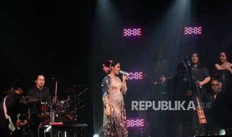 Penyanyi Raisa tampil dalam konser bertajuk Fermata Intimate Concert di Jakarta, Rabu (22/11).