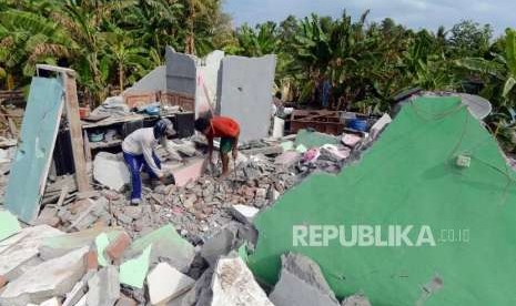 Sejumlah warga merapihkan puing-puing bangunani di Sambelia, Lombok Timur, Nusa Tenggara Barat, Selasa (21/8).