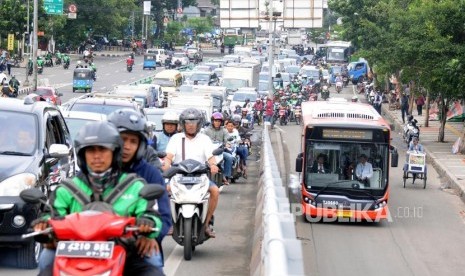 Sejumlah kendaraan terjebak kemacetan imbas dari penutupan Jalan Jatibaru Raya di kawasan Tanah Abang, Jakarta, Senin (22/1).