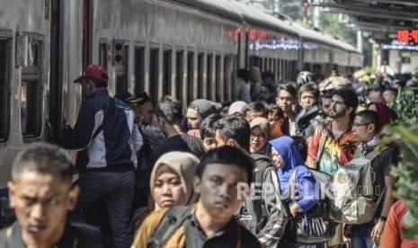 Mudik Stasiun Senen.Sejumlah pemudik menaiki kereta Api Gaya Baru malam di Stasiun Senen, Jakarta Pusat, Jum’at (31/5).