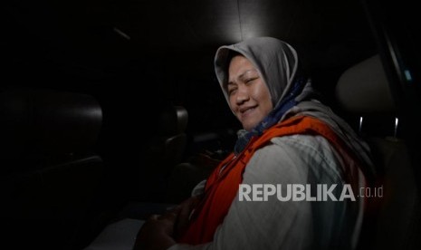 Bupati nonaktif Bekasi Neneng Hassanah Yasin  berada dalam mobil tahanan  media usai menjalani pemeriksaan di gedung KPK, Jakarta, Senin (22/10).