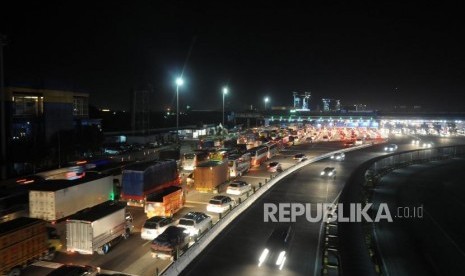 Lengang. Sejumlah kendaraan mengantre memasuki Gerbang Tol Cikarang Utama, Bekasi, Jawa Barat, Selasa (26/12).