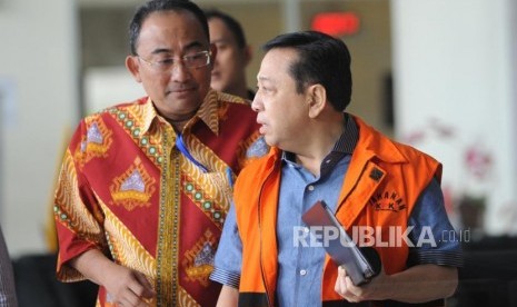 Terdakwa kasus korupsi KTP Elektronik Setya Novanto (kanan)  bersama penasehat hukum Setya Novanto, Firman Wijaya (kiri)  usai mengikuti pemeriksaan  di Gedung Komisi Pemberantasan Korupsi (KPK), Jakarta, Selasa (27/3).