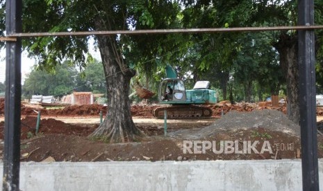 Pekerja melakukan penyelesaian pembangunan Revitalisasi Lapangan Banteng, Jakarta, Jumat (15/12).