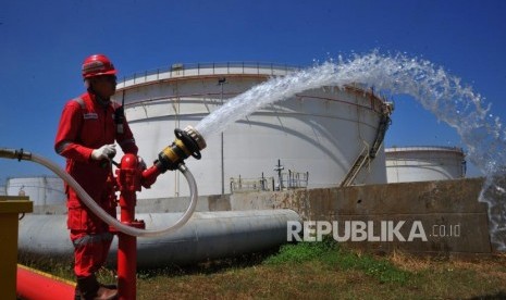 Petugas melakukan pengecekan rutin di Terminal Bahan Bakar Minyak (TBBM) Pertamina, Tuban, Jawa Timur, Ahad (18/8).