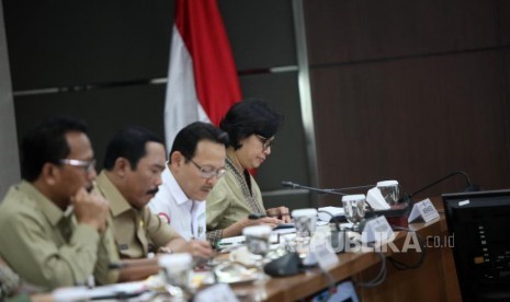 Menteri Keuangan Sri Mulyani bersama Direktur Utama BPJS Kesehatan Fachmi Idris menghadiri rapat koordinasi tingkat menteri di Gedung Kemenko PMK, Jakarta, Senin (6/11).