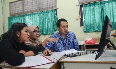 Pendaftaran PPDB online SMA.Sejumlah orang tua dan Calon Siswa melakukan pendaftaran Penerimaan Peserta Didik Baru (PPDB) 2019 tingkat SMA-SMK di SMAN 2 Bekasi, Jawa Barat, Senin (17/6).