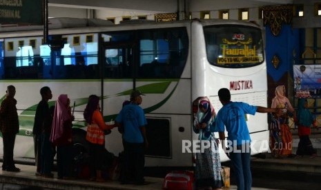 Bus antarkota menurunkan penumpang di Terminal Bus Giwangan, Yogyakarta.