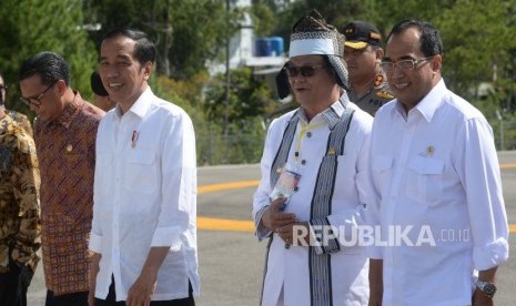 Kedatangan Presiden Jokowi. Presiden Joko Widodo, Bupati Tana Toraja Nicodemus Biringkanae, dan Menhub Budi Karya Sumadi berbincang usai mendatat di Helipad Bandara Pongtiku, Tana Toraja, Sulsel, Ahad (23/12).