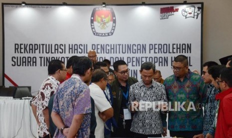 Anggota KPU Pramono Ubaid Tanthowi (kedua kanan) dan Bawaslu Fritz Edward Siregar (kanan) saat menghadiri Rapat Pleno Rekapitulasi Hasil Penghitungan dan Perolehan Suara Tingkat Nasional Dalam Negeri dan Penetapan Hasil Pemilu 2019 di kantor KPU, Jakarta, Ahad (12/5).