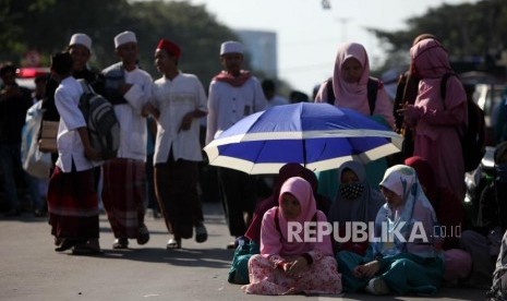 Massa yang tergabung dalam Persaudaraan Alumni 212 duduk saat melakukan aksi unjuk rasa di depan Gedung Bareskrim Polri, Jakarta, Jumat (6/7).