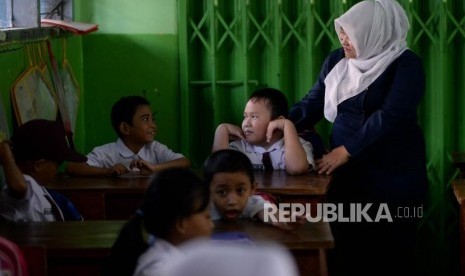 Sejumlah murid baru mengikuti kegiatan hari pertama sekolah di di SDN Kampung Melayu 01/02, Jakarta, Senin (16/7).