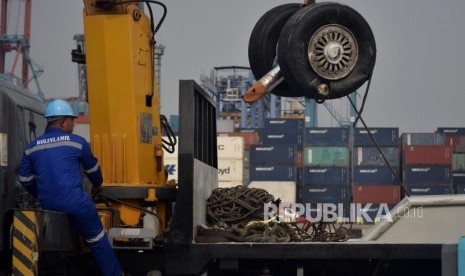 Petugas gabungan mengevakuasi roda pesawat Lion Air JT 610 dari kapal LCU KRI Banda Aceh saat tiba Posko Terpadu Pelabuhan Tanjung Priok, Jakarta, Sabtu (3/11).