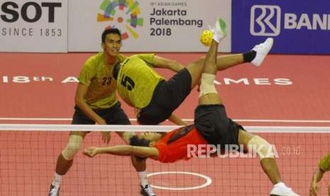 Sepak Takraw Putra Gagal Ke Final. Pesepak Takraw Indonesia Saiful Rijal melakukan smash ke Tim Malaysia saat pertandingan cabang Sepak Takraw Nomor Beregu Putra Asian Games 2018 di Ranau Hall, Komplek Olahraga Jakabaring, Palembang, Selasa (21/8).