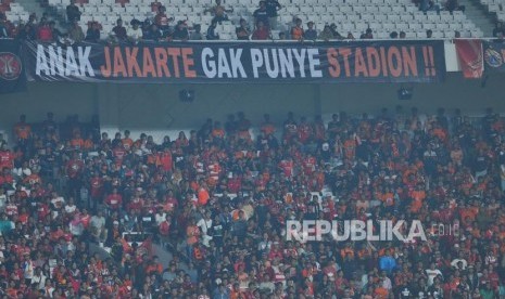 Suporter Persija Jakarta memberikan dukungan saat laga perdana Liga 1 antara Persija Jakarta melawan Bhayangkara FC di Stadion Gelora Bung Karno, Senayan, Jakarta, Jumat (23/3).