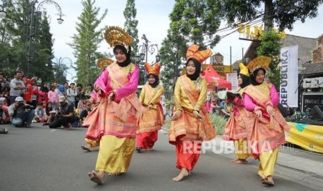 Sejumlah mahasiswa dari kelompok Seni Tari Mahasiswa Jurnalistik (STMJ) Universitas Islam Negeri (UIN) membawakan tari pasambahan asal minang di Pentas Seni Budaya Dago, di Car Free day (CFD), Jalan Ir H Djuanda, Kota Bandung, Ahad (25/2).