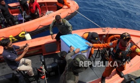 The Navy and National Search and Rescue Agency personnel retrieve the black box of Lion Air flight JT 610 in Karawang waters, West Java, Thursday (Nov 1).