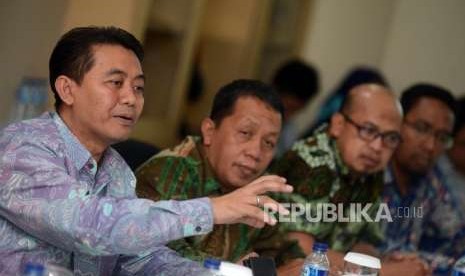 Ketua Kompartemen BPRS ASBISINDO Cahyo Kartiko (kiri) bersama Wakil Ketua Kompartemen BPRS ASBISINDO Syahril T. Alam (kedua kanan), Sekjen Kompartemen BPRS ASBISINDO Alfi Wijaya (kanan) dan Kabid, Riset, Kajian, Publikasi Edi Sunarto (kedua kiri) memberikan paparan saat kunjungan ke kantor Republika, Jakarta, Rabu (8/8).