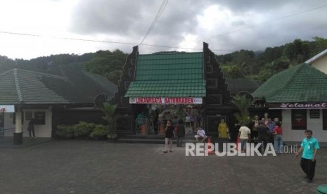 Suasana pedagang kaki lima yang menjajakan dagangannya di sekitaran Lokawisata Baturraden di Kecamatan Baturraden, Kabupaten Banyumas, Jawa Tengah. Rabu (23/12).