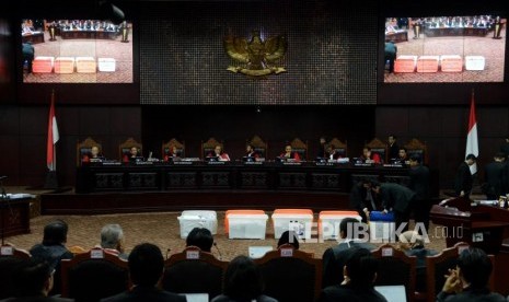 Hakim Mahkamah Konstitusi memperlihatkan sejumlah barang bukti pihak pemohon yang belum bisa diverifikai pada sidang lanjutan Perselisihan Hasil Pemilihan Umum (PHPU) Pemilihan Presiden (Pilpres) 2019 di Gedung Mahkamah Konstitusi, Jakarta, Rabu (19/6).