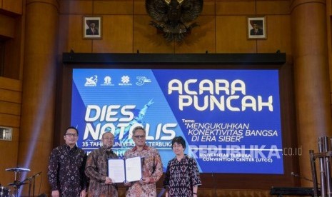 Rektor Universitas Terbuka, Ojat Darojat (kedua kiri) menerima izin pembukaan program doktoral (S3) dari Dirjen Pembelajaran dan Kemahasiswaan Kementerian Riset Teknologi dan Pendidikan Tinggi (Kemenristedkiti), Ismunandar (kedua kanan) disaksikan Staf Ahli Bidang Akademik Kemenristekdikti, Paulina Pannen (kanan) dan Kasubdit Pengembangan Perguruan Tinggi Program Akademik, Totok Suhartanto (kiri) pada Dies Natalis ke-35 Lustrum VII Universitas Terbuka di Universitas Terbuka Convention Center, Pondok Cabe, Tangerang Selatan, Banten, Rabu (4/9).