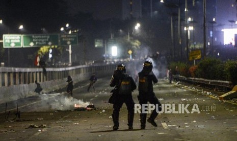 Sejumlah anggota kepolisian berhadapan dengan mahasiswa saat terjadi kericuhan di depan Gedung DPR, Jakarta, Selasa (24/9).