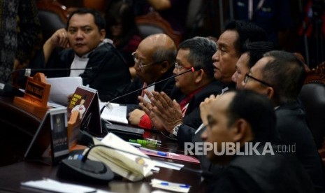 Ketua Tim Hukum Joko Widodo- Ma'ruf Amin, Yusril Ihza Mahendra (keempat kanan) memberikan keterangan pada sidang lanjutan Perselisihan Hasil Pemilihan Umum (PHPU) Pemilihan Presiden (Pilpres) 2019 di Gedung Mahkamah Konstitusi, Jakarta, Kamis (20/6).