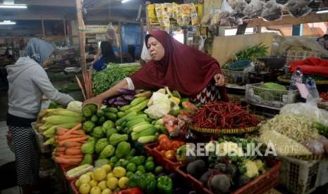 Pedagang bahan makanan melayani pembeli di Pasar Minggu, Jakarta, Senin (3/9).