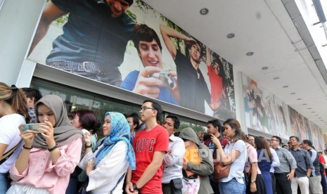 Sejumlah pengunjung antre untuk berbelanja di Lotus Department Store di Jalan MH Thamrin, Jakarta Pusat, Kamis (26/10).