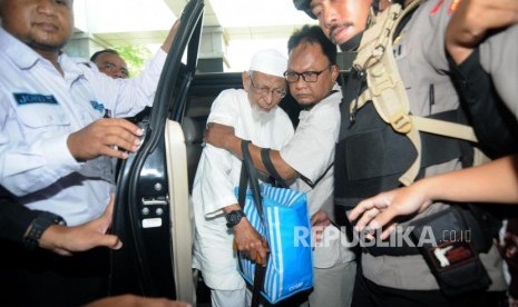 Terpidana kasus terorisme Abu Bakar Ba'asyir saat tiba di Rumah Sakit Cipto Mangunkusumo (RSCM), Jakarta, Kamis (1/3).