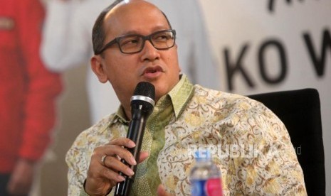 Ketua Umum Kamar Dagang dan Industri Indonesia Rosan Roeslani memberikan paparannya saat acara diskusi di Rumah Cemara, Jakarta, Senin (15/10).