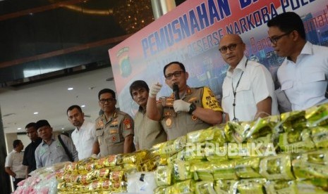 Kapolda Metro Jaya Irjen Pol Gatot Eddy Pramono (ketiga kanan) bersama Kabid Humas Polda Metro Jaya Kombes Pol Argo Yuwono (kelima kanan) memberikan paparan saat konferensi pers pemusnahan narkoba di Gedung Promoter Polda Metro Jaya, Jakarta, Senin (18/2).