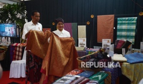  Festival Sarung Indonesia. Presiden Joko Widodo didampingi Ibu Negara Iriana Widodo melihat sarung yang dipamerkan pada acara Festival Sarung Indonesia 2019 di Gelora Bung Karno, Jakarta, Ahad (3/3).