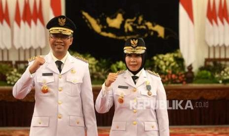 Pelantikan Gubernur NTB. Pasangan Gubernur terpilih NTB Zulkieflimansyah (kiri) dan Sitti Rohmi Djalilah berfoto usai pelantikan di Istana  Negara, Jakarta, Rabu (19/9).