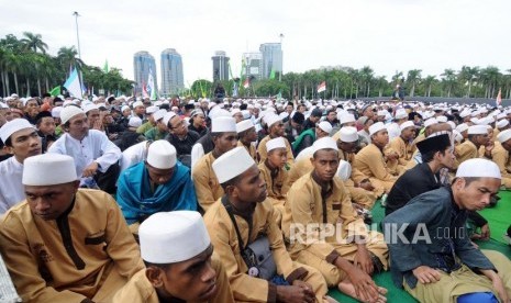 Sejumlah umat Muslim menghadiri peringatan Maulid Nabi Muhammad SAW 1439 Hijriah di Lapangan Medan Merdeka Selatan Monumen Nasional (Monas), Jakarta, Jumat (1/12).