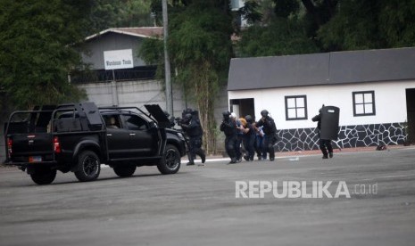 Petugas kepolisian mengamankan pelaku teroris saat simulasi penanganan aksi terorisme di JIExpo Kemayoran, Jakarta, Rabu (25/7).