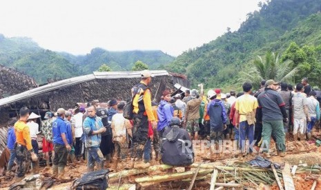 Proses evakuasi korban longsor di Kampung Cimapag, Desa Sirnaresmi Kecamatan Cisolok, Kabupaten Sukabumi Selasa (1/1).